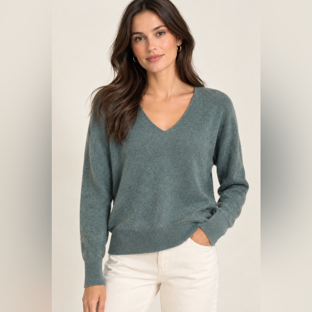Tahari 100% 2-Ply Cashmere Sweater Green teal V-Neck Size M soft staple